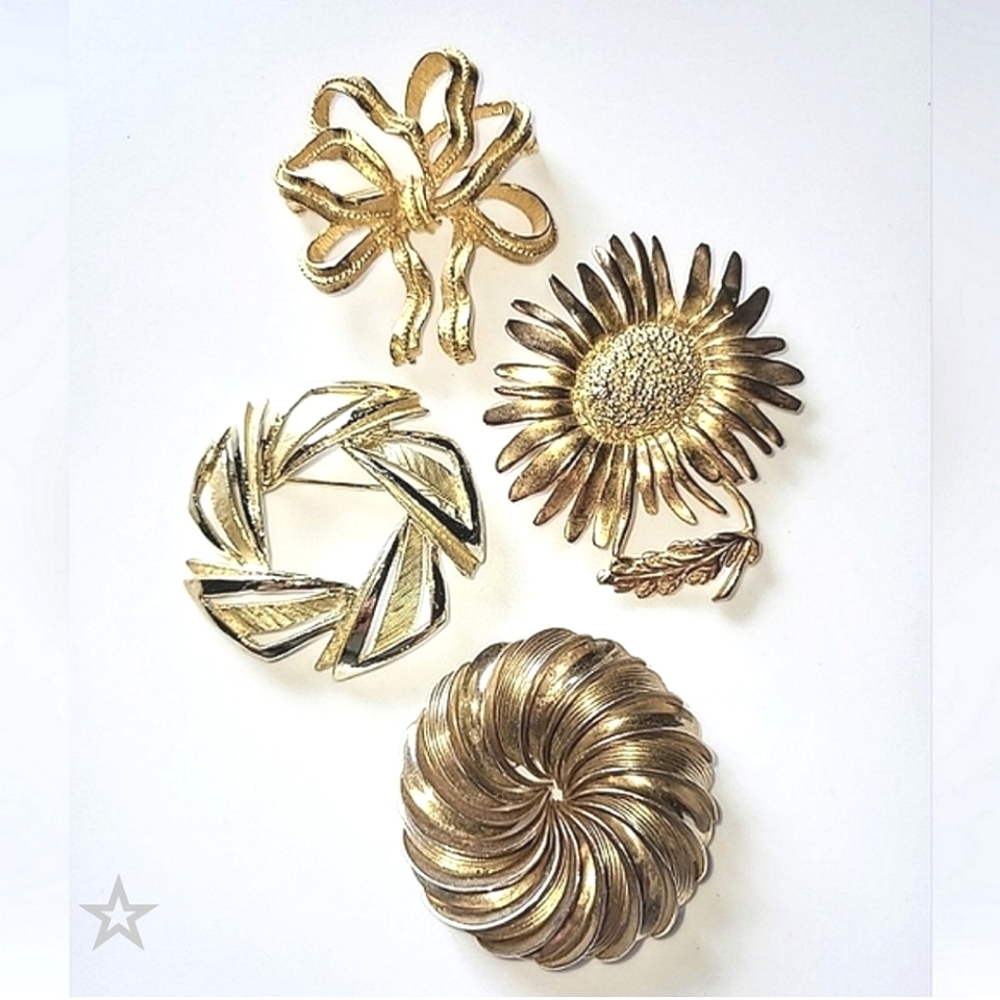 MONET, KRAMER, PAKULA VINTAGE DESIGNER SIGNED 4 BROOCH LOT - ALL GOLDTONE